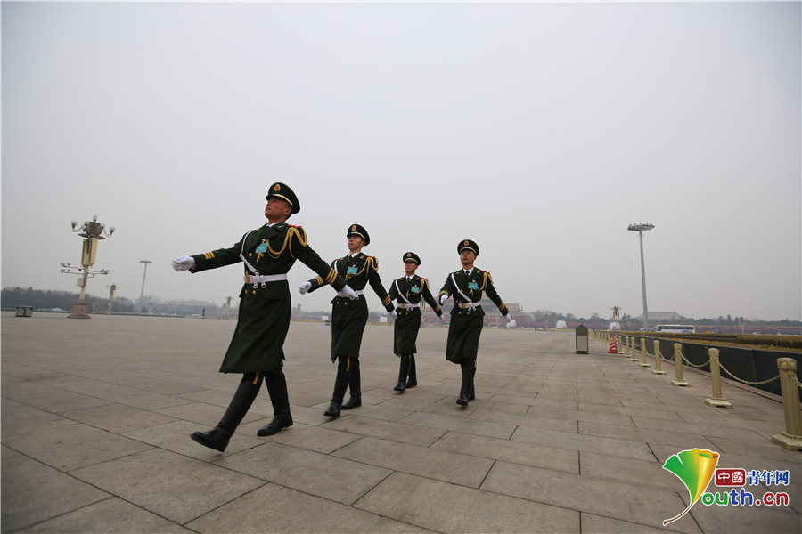 礼宾哨兵整齐行进.中国青年网通讯员 李超 摄