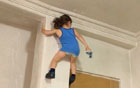 3岁小孩能爬墙.jpg