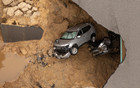 加州公路上出现巨坑.jpg