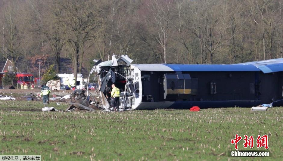 荷兰一列车与起重机相撞后脱轨 致1死1重伤