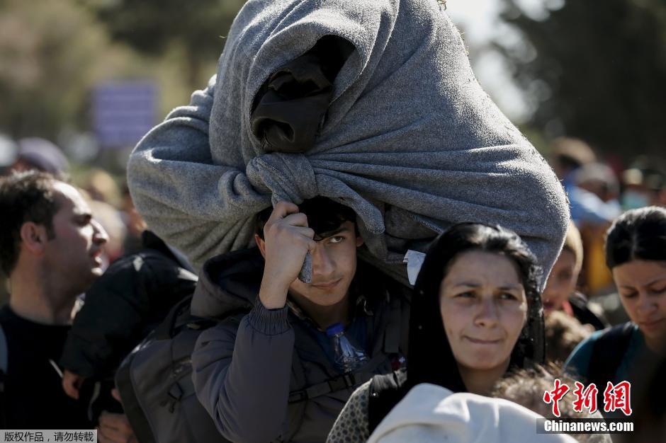 欧洲多国加强控制难民涌入 数千难民被困希腊