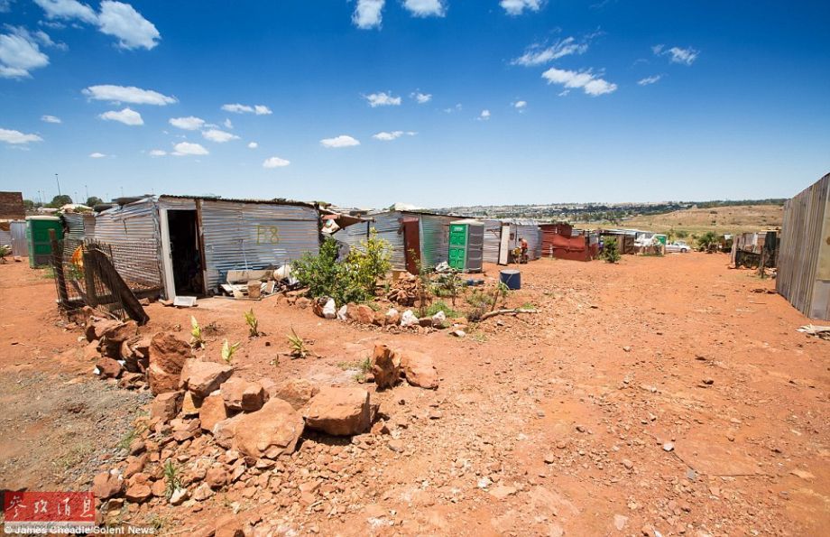 失业与贫穷:探访南非白人棚户区 每月生活费280元（高清）