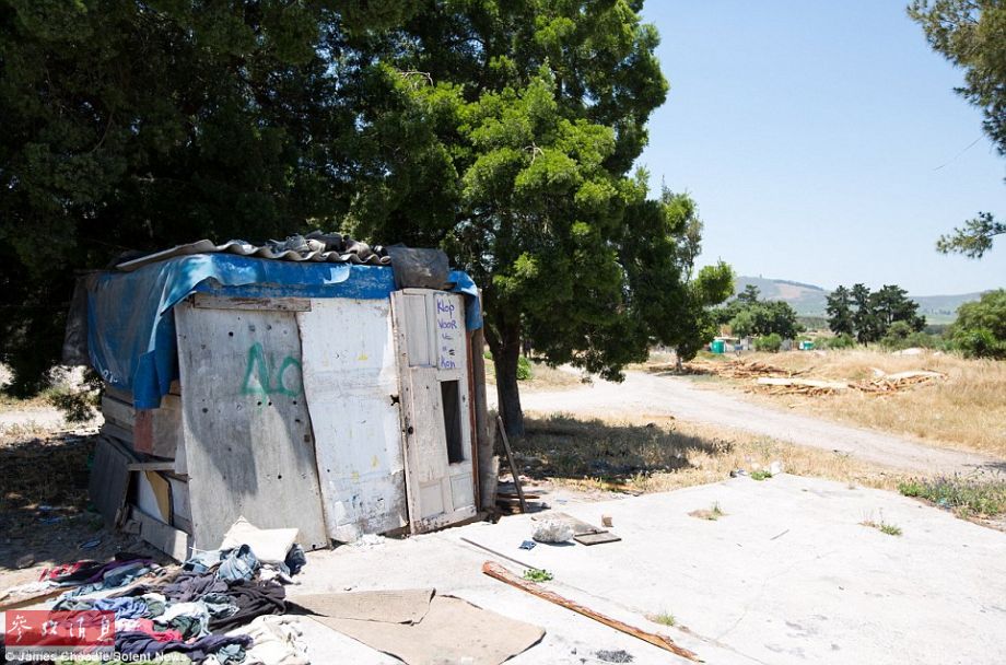 失业与贫穷:探访南非白人棚户区 每月生活费2
