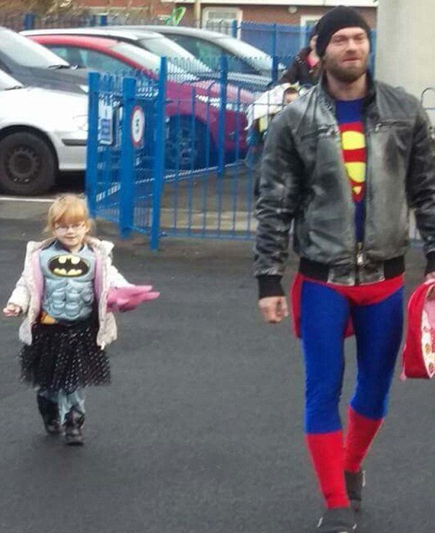 女儿扮蝙蝠侠怕被同学嘲笑 老爸扮超人护送