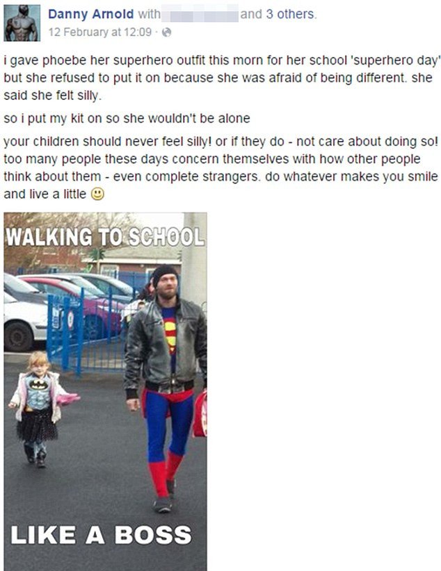 女儿扮蝙蝠侠怕被同学嘲笑 老爸扮超人护送