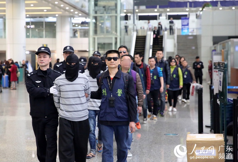14名跨国电信诈骗案嫌犯被押解回广州