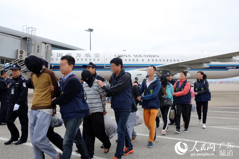 14名跨国电信诈骗案嫌犯被押解回广州- Micro