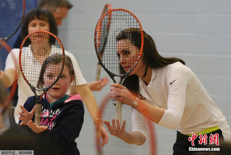 凯特王妃造访爱丁堡高中 穿运动装打网球似少