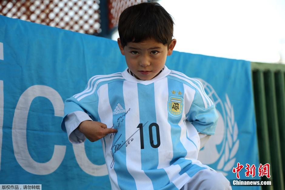 阿富汗塑料袋男孩获梅西签名球衣