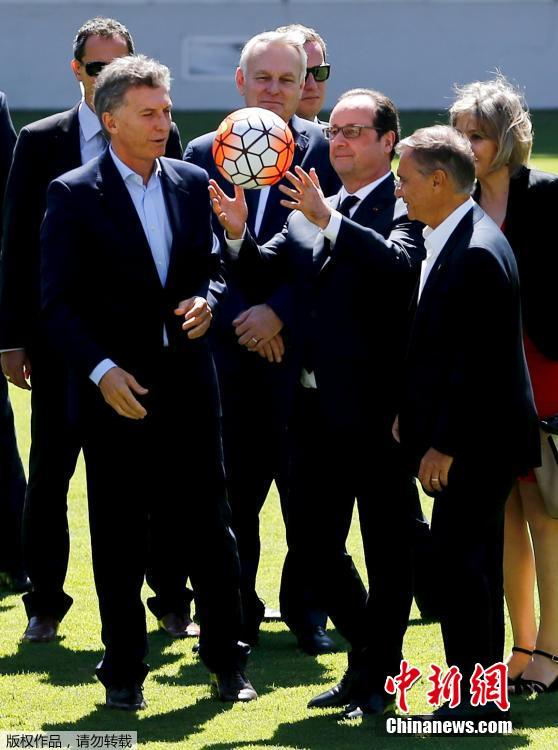 奥朗德造访阿根廷足球俱乐部 上场踢球获赠球