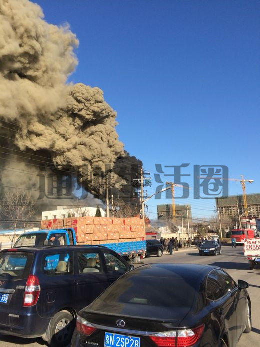 北京通州梨园狗市附近起火 现场伴有爆炸声
