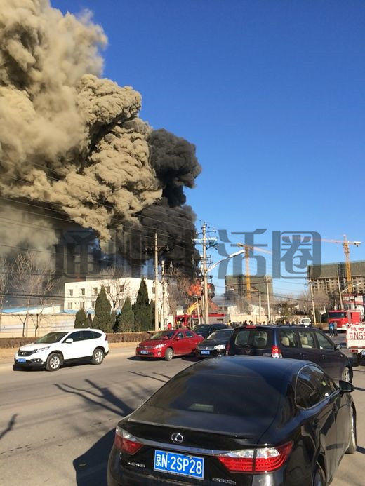 北京通州梨园狗市附近起火 现场伴有爆炸声