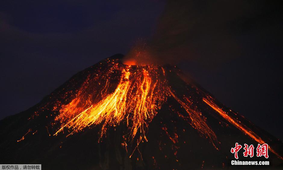 厄瓜多尔通古拉瓦火山喷发 夜空绚丽- Micro R