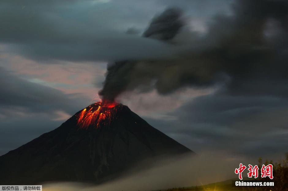 厄瓜多尔通古拉瓦火山喷发 夜空绚丽- Micro R