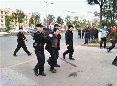 陕西男子因欠款纠纷捅死三人被500警察围捕(图)