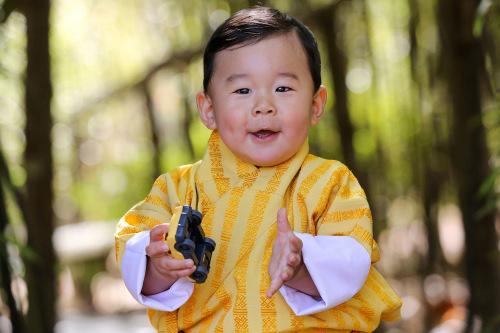 不丹小王子将迎1岁生日 王室发放萌照笑脸迎人(图)