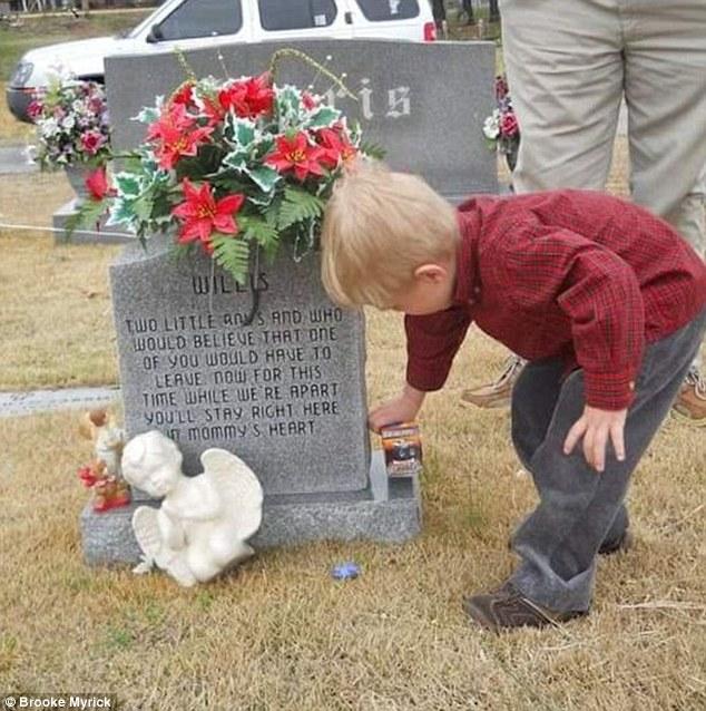 小男孩来到双胞胎弟弟的墓碑前 分享上学第一天