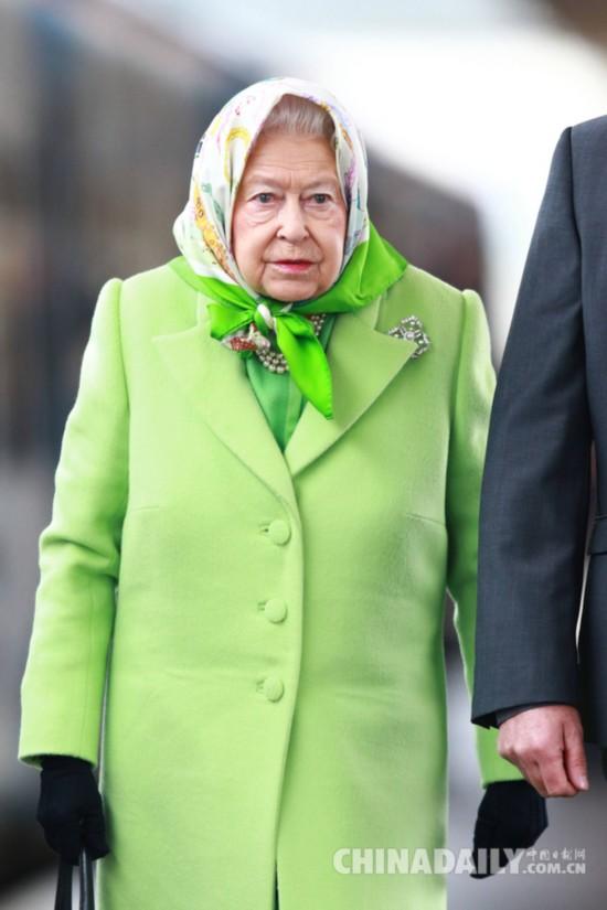 英女王现身火车站 一袭绿衣“春意盎然”