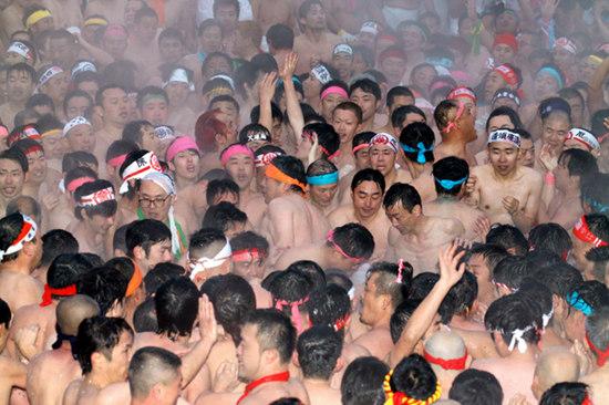 日本爱知县举行裸祭 “神男”吸引8千人前来参拜