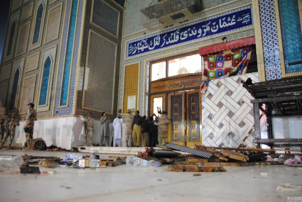 巴基斯坦一清真寺发生自杀式爆炸 致72死约20