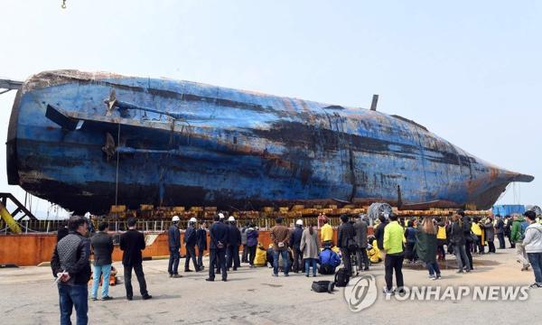 韩国世越号沉船抵达木浦新港失踪者家属悲伤痛哭组图