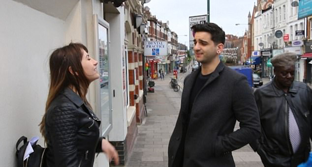 英女记者街头搭讪陌生男子 赞其帅气获积极回应__中国青年网