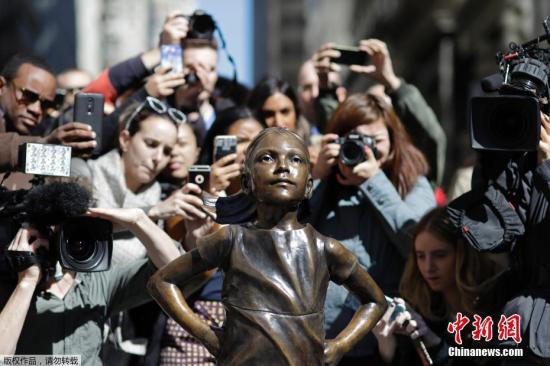 ����ʱ��3��15�գ�����ŦԼ�������ϣ�һ����Ϊ������η���Ů����ͭ���Ϊ���������Ӱ���¾��㡣��ͭ����3��8�ս���Ů��˫�ֲ����泯�����Ļ�����ͭţ����Ϥ������Ʒ��һ����ҵΪ�˻���Ů���쵼���������뵽��˾�Ķ��²㡣�õ����������ҿ���˹͡����˹�߶�����������ŦԼ������չ������һ�ܵ�ʱ�䡣