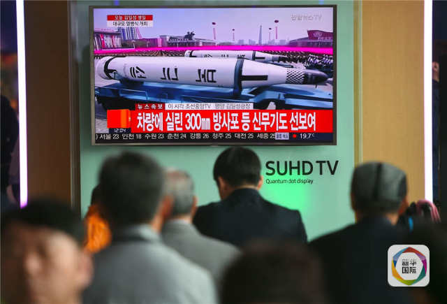 首尔某车站播放朝鲜阅兵直播画面 但另一方面,虽然韩国舆论和官