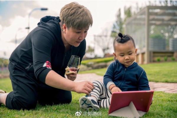 郭德纲为爱妻庆生发家庭照 两位爱子均出镜【组图】