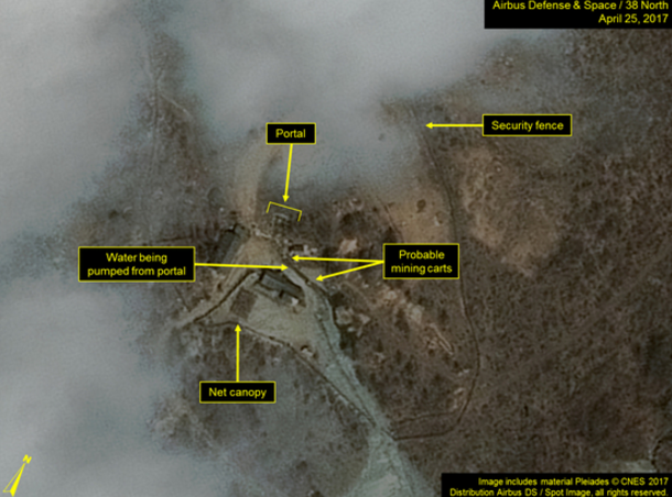 美最新卫星图:朝鲜核试验场工人边打排球边施