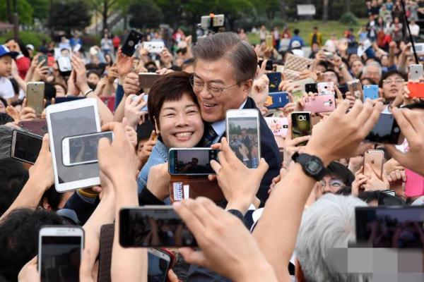 5月4日下午,文在寅现身京畿道高阳市日山文化广场,与民众亲切合影.