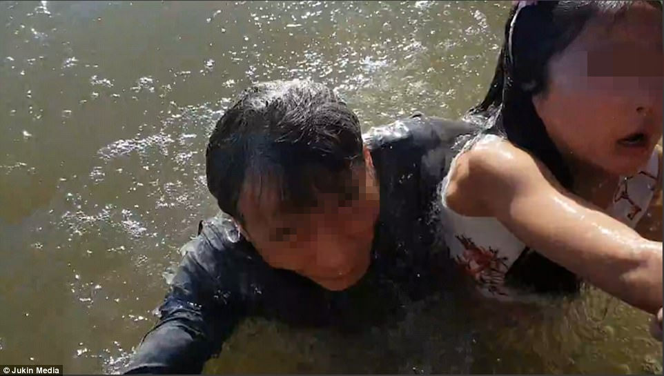 疑似中国小女孩被海狮叼入水中 现场视频在国外引发关注