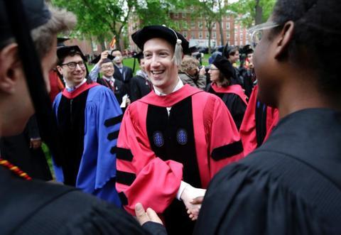 扎克伯格辍学13年重返哈佛 获荣誉法学博士学