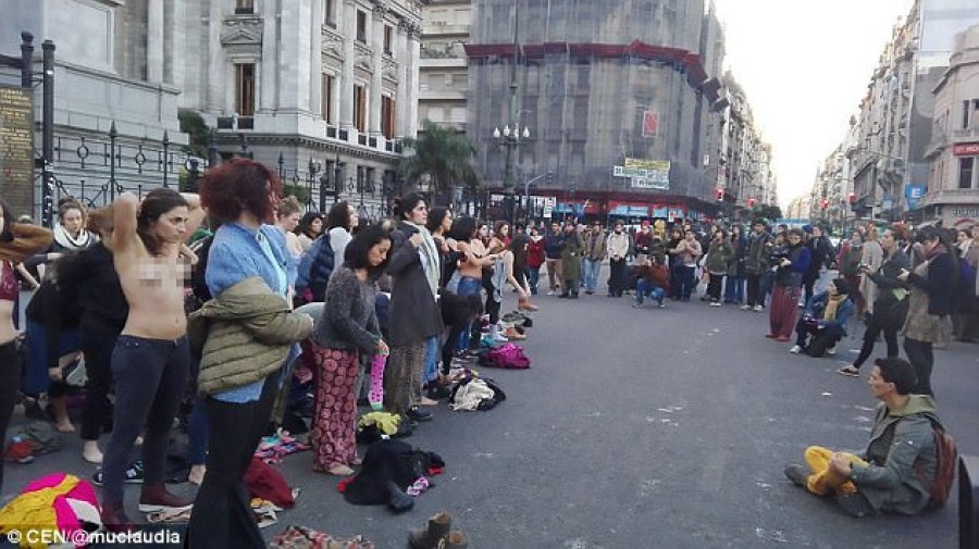 阿根廷女权团体在总统府门前裸体抗议