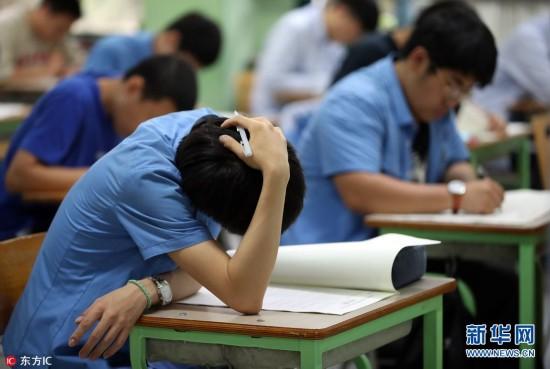韩国高中举行高考模拟考 学生答题搔首挠耳