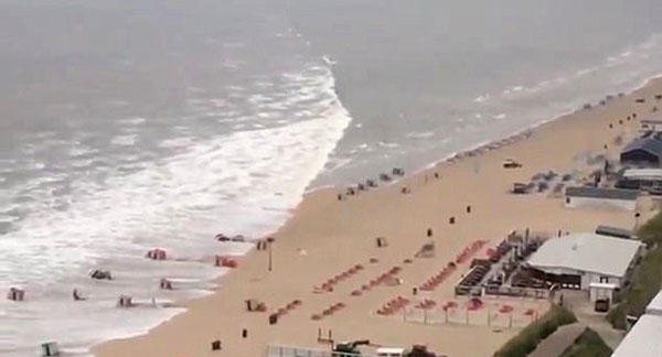 荷兰遭遇小型海啸 2米高浪潮席卷沙滩