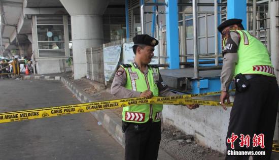 5月24日晚，印尼首都雅加达东区一公交车站发生两起爆炸，已造成至少5人死亡、10人受伤。图为25日上午，现场仍拉着警戒线，警察在勘查。a target='_blank' href='http://www.chinanews.com/'/tablep class=