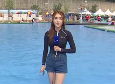 热到39.7℃！韩国美女主播泳池里报天气