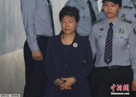 韩前总统朴槿惠出院7天4次受审 闭眼走路困到