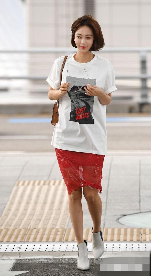 韩艺瑟机场街拍 红色蕾丝裙+白色T恤休闲不失