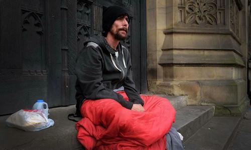 反转!英国流浪汉被控趁恐袭混乱行窃 曾被视为
