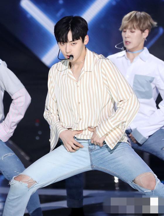 WANNA ONE斩获《THE SHOW》冠军 黄旼泫姜丹尼尔炫酷舞姿征服观众【组图】