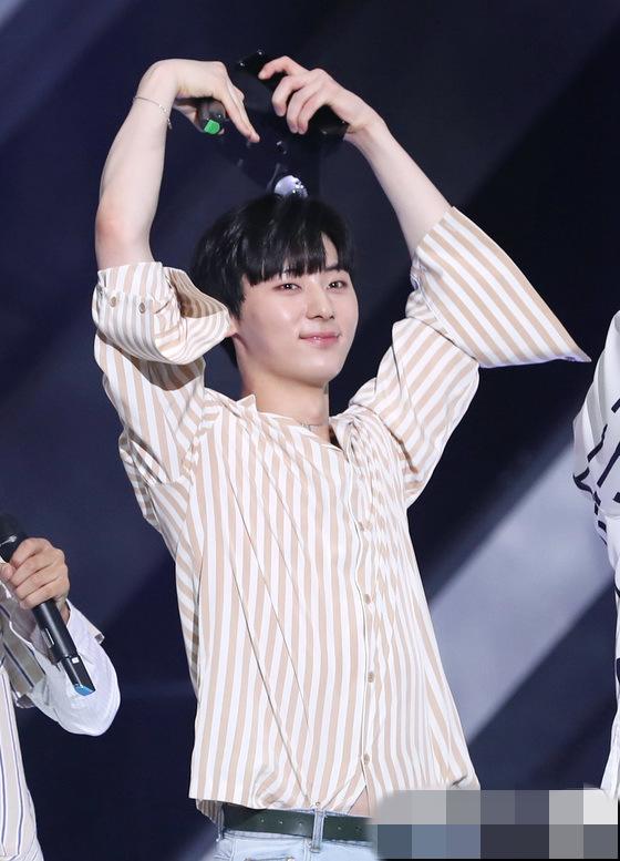 WANNA ONE斩获《THE SHOW》冠军 黄旼泫姜丹尼尔炫酷舞姿征服观众【组图】