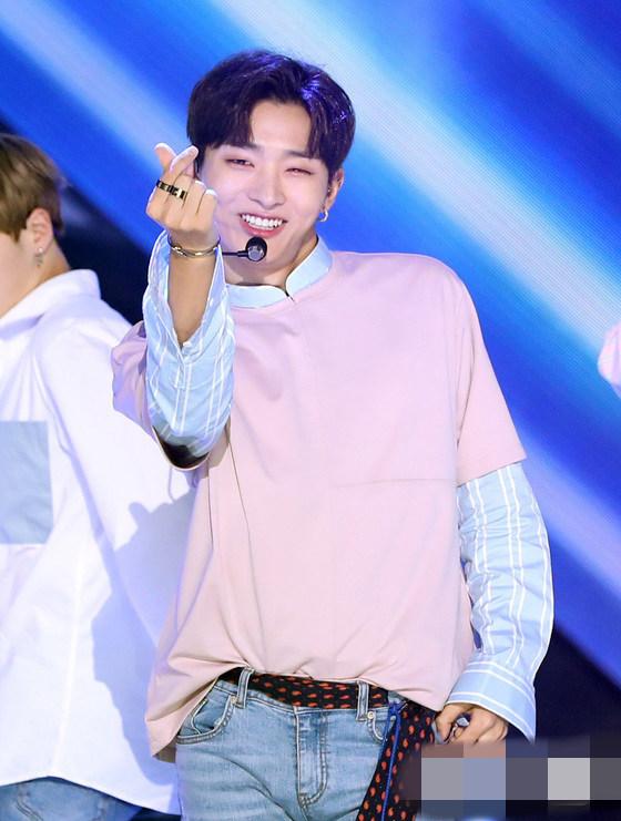 WANNA ONE斩获《THE SHOW》冠军 黄旼泫姜丹尼尔炫酷舞姿征服观众【组图】