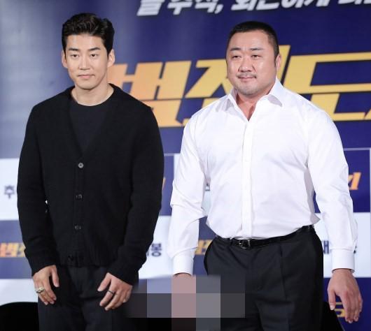 《犯罪都市》举办发布会 尹继尚马东锡一黑一白帅气亮相【组图】