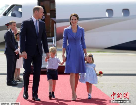 当地时间2017年7月19日,德国柏林,英国威廉王子(Prince William)携凯特王妃(Kate Middleton)以及他们的孩子乔治小王子、夏洛特小公主抵达德国进行访问。乔治小王子牵着爸爸的手,看起来睡意朦胧,不停揉眼;夏洛特小公主则是把一张小脸埋进手里的花束,猛闻花香,可爱的模样萌化人心。