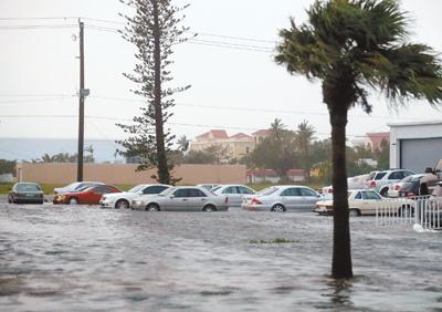 强飓风艾尔玛冲击美国佛州 超700万人紧急撤