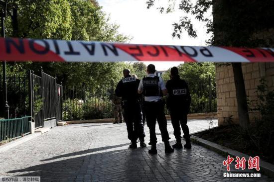 巴黎劫匪抢包遭围观群众围殴 被打成重伤入院