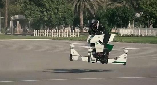 洋气！迪拜警方引进飞行摩托 可飞到5米高空中