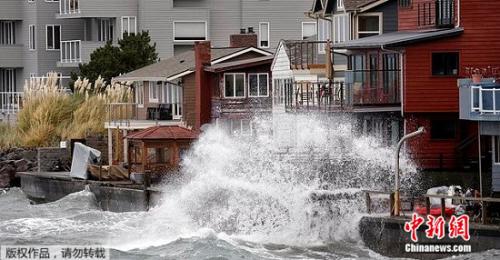 当地时间10月13日,美国西雅图沿岸掀起海浪。
